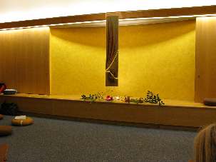 La décoration de la crypte, sobre et festive tout à la fois, est propice au recueillement.