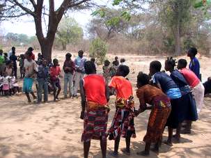 De jeunes adolescents exécutent une danse traditionnelle lors d’un rassemblement dans le sud de la Zambie pour célébrer le nouveau programme organisé par les bahá’ís au profit des jeunes âgés de 12 à 14 ans