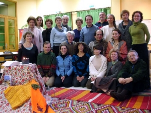 Le groupe multi-confessionnel des participants à la retraite inter-spirituelle lors d’une réunion de prières.
