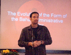 Jeune conférencier animant une causerie sur le processus d’évolution de l’Ordre administratif bahá’í