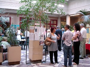Le hall d’accueil du Forum 104 lors de la Convention nationale bahá’íe d’avril 2007. La prochaine Convention aura lieu les 24 et 25 mai prochain.