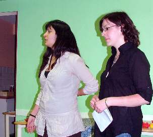 De gauche à droite : Sarah et Carine font partie du groupe qui a initié et concrétisé le projet «  Lettre à mon Iran ».