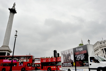 Le panneau d’affichage mobile représentant les sept responsables bahá’ís emprisonnés a traversé Trafalgar Square à Londres, Royaume-Uni.