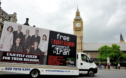 Un des panneaux d’affichage mobiles de United4Iran a été mis en circulation à Londres, en Angleterre. Il représente la photo des sept responsables bahá’ís et le slogan « Injustement emprisonnés du fait de leur religion ».
