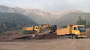Une photo tirée du reportage vidéo, « L’avancement de la construction de la maison d’adoration bahá’íe de l’Amérique du Sud », montrant le début des travaux d’excavation dans les collines de Peñalolén, à Santiago du Chili, aux pieds des Andes. Cette vidéo est maintenant disponible sur internet.