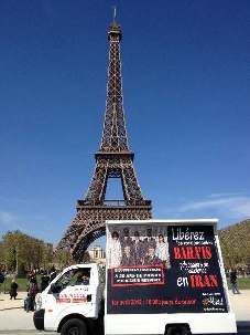 Dimanche 1 avril à Paris, la mobilisation a commencé par la Tour Eiffel. L’arrivée du camion était prévue à 14h00 place des droits de l’homme au Trocadéro.