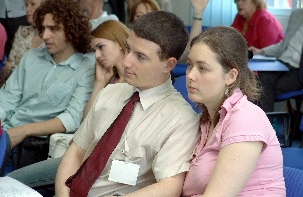 Des participants assistants à une conférence plénière