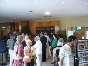 Quelques participants visitant l’exposition photo