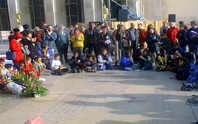 Rassemblement  sur la Place du Trocadéro à Paris, où est scellée une dalle commémorant  la Journée Mondiale du Refus de la Misère, célébrée chaque journée du  17 octobre.