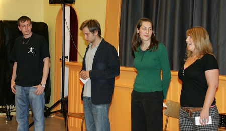 Après plusieurs tentatives par le public, la scène est jouée une ultime fois par les acteurs de la troupe, qui y incorporent les idées présentées par les enfants.
