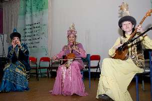 Trois amies, étudiantes au conservatoire d'Almaty, se sont réunies pour offrir une pièce de musique 