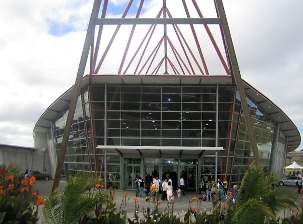 Le centre de conférence de Manukau City de Auckland présentait une architecture inspirée de la forme d’un canoë Maori.