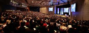 La conférence a eu lieu au « Messe Frankfurt complex » qui se définit lui-même comme le 3ème plus grand site de foires commerciales du monde. La photo montre seulement un des halls utilisés pour la conférence bahá'íe.