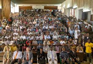 Les participants à la conférence de Lumbabashi posent pour la photo souvenir. Le français était la langue principale de cette réunion mais une traduction en portugais avait été prévue pour les Angolais.