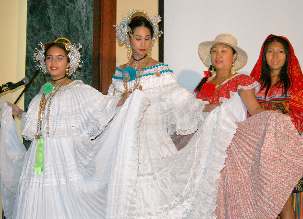 La soirée culturelle a été l’occasion de présenter des danses et costumes traditionnels.