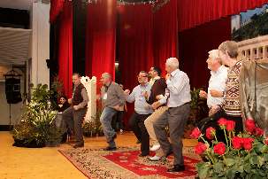 Ce groupe, qui devient célèbre en tant que les « Youngsters », a fait danser l’auditoire entre les sessions.