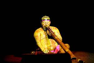 Un aborigène jouant du didgeridoo en accompagnement aux prières.