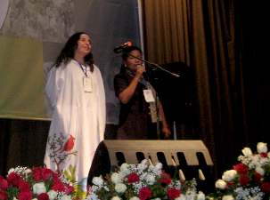 A la conférence de Quito, dans une tenue typique de sa région natale, la Guajira, une des participantes colombienne est  montée sur scène pour partager ses expériences. Un bus, transportant 14 bahá’ís de Guajira a été accidenté lors de la première étape de leur long voyage, mais seul l’un d’entre eux a dû rentrer chez lui.