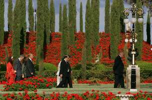 Les membres de la Maison universelle de justice sortante ont mené la procession de quelques 2 000 bahá’ís vers le Tombeau de Bahá’u’lláh. Le lieu le plus sacré sur terre pour les croyants bahá’ís.