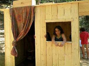 La cabane en bois que les enfants du groupe des 10 ans ont construite tout au long du séjour afin de symboliser le thème : « Bâtir les communautés du futur ».