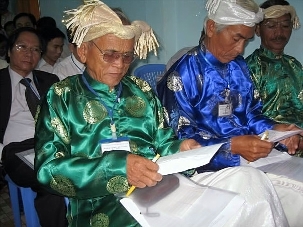 Des délégués des communautés de la minorité Cham se préparent à remettre leur bulletin de vote lors de la première convention nationale bahá’íe, tenue depuis 33 ans.