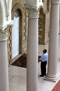 Le Tombeau du Báb à Haïfa est un lieu particulier de prière pour les bahá’ís et pour d’autres. La Dépouille du Báb y a été déposée en 1909, à peu près 60 ans après son martyre en Iran.