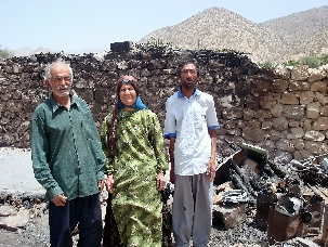 La famille Mousavi de la province de Fars a échappé de justesse aux blessures lorsqu’un incendiaire a versé de l'essence provoquant ainsi une explosion, suivie d’un incendie qui a détruit un cabanon, situé près de l'endroit où la famille dormait à l’extérieur de leur maison.