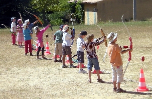 Les enfants du camp des 7à 10 ans s’exercent au tir à l’arc lors d’un atelier sportif!