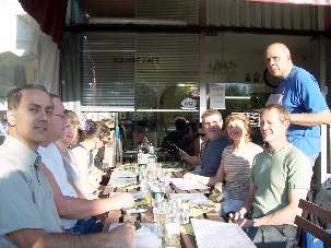 Certains participants au Café Philo ont pris l’habitude de partager un repas avant le début de la soirée débat !