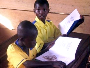 Les élèves de l’école primaire méthodiste d’Anyinabrim sont parmi les milliers qui utilisent le programme d’alphabétisation “Enlightening the Hearts” au Ghana