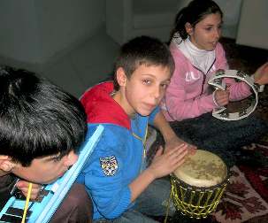 Au centre de la photo : Alberto Liccardi, 12 ans. Il annonce qu’il aimerait dire aux autres jeunes qu’il y a mieux à faire que de traîner dans les rues. Ces jeunes participent à une classe bahá’íe de Portici en Italie.