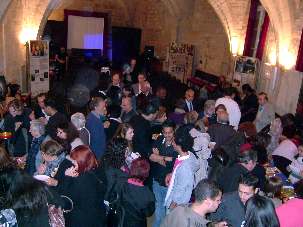 Joyeuse diversité dans la salle Pétrarque de Montpellier pour la commémoration du cinquantième anniversaire de l’ Assemblée spirituelle locale des bahá’ís de la ville.