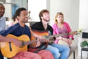 Atelier artistique pendant le séminaire. Matthieu et Cyril accompagnent à la guitare les chants qui font partie du programme à destination des jeunes de 12-14 ans.