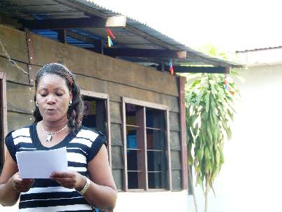 Candice, l’une des enseignantes de l’école communautaire « Complexe scolaire Katombe » présente aux parents et amis la situation financière du projet. Celui-ci est entièrement pris en charge par les familles des enfants et quelques donateurs individuels membres de la communauté bahá’íe.
