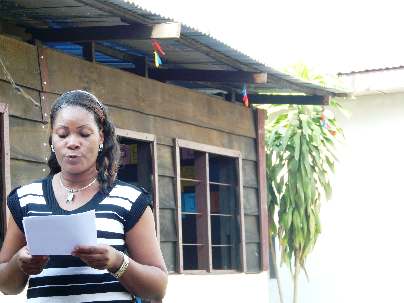 Candice, l’une des enseignantes de l’école communautaire « Complexe scolaire Katombe » présente aux parents et amis la situation financière du projet. Celui-ci est entièrement pris en charge par les familles des enfants et quelques donateurs individuels membres de la communauté bahá’íe.
