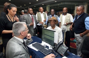 Des membres de l’Assemblée spirituelle nationale de la République Démocratique du Congo s’inscrivent à la Convention internationale bahá’íe à Haïfa, en Israël.