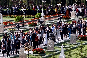 A Bahjí près de Saint-Jean-d’Acre au nord d’Israël, deux mille baha’is, originaires du monde entier  ont formé une procession et effectué une circumbulation autour du Tombeau de Bahá’u’lláh.