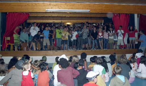 Le final de la Fête de l'unité a été assuré par le groupe des 11 à 14 ans rassemblé sur scène pour une improvisation musicale spontanée qui a enthousiasmé toute l’assemblée !