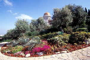 De vastes jardins entourent le Sanctuaire du Báb sur le Mont Carmel à Haïfa.
