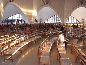 A l’intérieur du temple, les visiteurs passent souvent quelques minutes en prière et en réflexion silencieuse. Les gens de toutes origines religieuses sont les bienvenus dans la maison d’adoration.