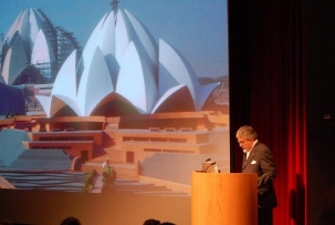 Fariborz Sahba, l’architecte du Temple  du Lotus et également des terrasses du mont Carmel au Centre mondial bahá’í à Haïfa, en Israël, a présenté lors d’un symposium à l’université de Yale aux États-Unis, un article intitulé 
