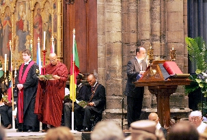 Un membre de la communauté bahá’íe du Royaume-Uni lit un extrait des écrits de Shoghi Effendi lors la commémoration 2008 du Jour du Commonwealth à l’Abbaye de Westminster à Londres. La reine Elisabeth II se trouvait parmi l’audience. (Photo de Picture Partnership)