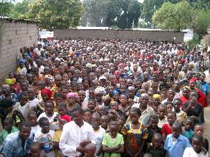 La conférence bahá’íe qui s’est tenue à Uvira a attiré près de 800 personnes, certaines venant de la zone de guerre dans le nord et même quelques-unes du Rwanda et du Burundi.