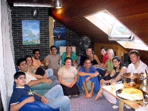 A Heidelberg en Allemagne, une douzaine de personnes se rassemblent par quinzaine, au foyer d’un particulier,  pour dire des prières, manger et discuter. Les participants apprécient l’atmosphère détendue qui y règne
