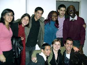 Jeunes participants à une réunion de prières au Centre bahá’i de Nice fin février 2007