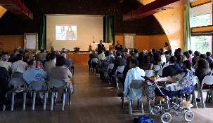 En séance plénière, les participants à la conférence nationale ont suivi avec intérêt les témoignages et expériences vécues, relatives à la mise en place du programme d’activités bahá’íes