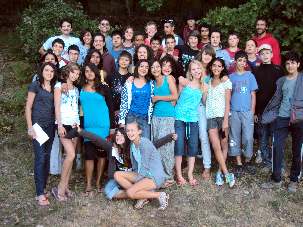 « Ce que les enfants retiennent le mieux : ce qu'ils vivent. C'est pour ça que l'unité et la bonne humeur du groupe nous importent tant ». Le groupe des 13-14 ans.