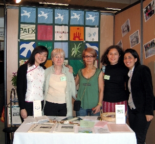 Le stand de l’ABF a attiré de nombreux visiteurs en particulier parce qu’une grande diversité humaine y était représentée. Sur cette photo, sont représentées la France,  l’Iran et la Malaisie.