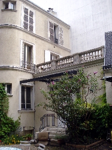 Le Centre national bahá’í, côté jardin, saura aussi vous séduire avec quelques animations artistiques en plein air.