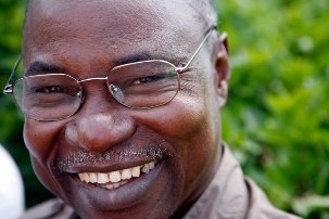 Le Dr. Ibrahim Amoussa  était un délégué du Gabon. Chaque pays était représenté par neuf délégués, qui n’étaient autre que les neuf membres élus en 2007 de l’Assemblée spirituelle nationale des baha’is de leur pays.